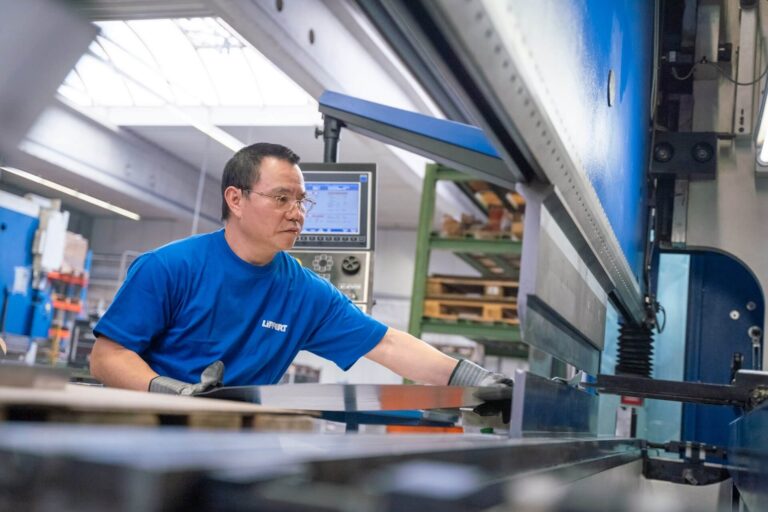 Lippert Schaltschränke, Blech kanten